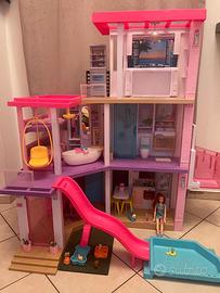 Barbie Dreamhouse con vasca da bagno e barbie.