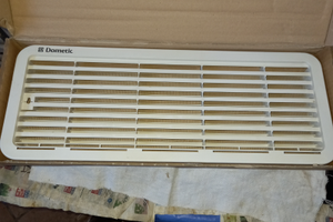 Griglia esterna inferiore frigo Dometic