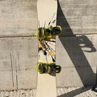 Tavola Snownoard Nitro con attacchi Burton