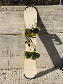 Tavola Snownoard Nitro con attacchi Burton