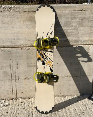 Tavola Snownoard Nitro con attacchi Burton