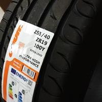 Gomme ultra high performance 255/40 19 100Y