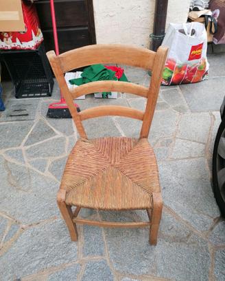 Vecchia sedia in legno