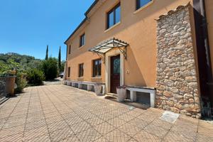 Prestigioso casale con ampi spazi esterni (O-011)