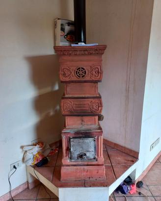 antica stufa in terracotta