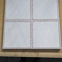 PIASTRELLE BIANCHE CON CORNICE