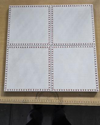 PIASTRELLE BIANCHE CON CORNICE