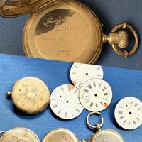 Parti di ricambio per orologi da taschino.