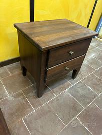 Comodino in legno vecchio