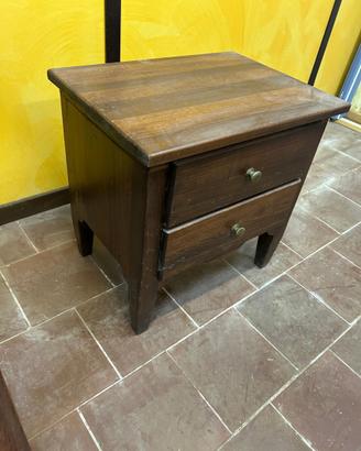 Comodino in legno vecchio