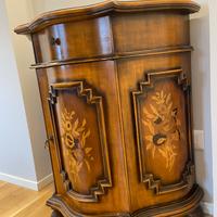 Mobile antico in legno intarsiato