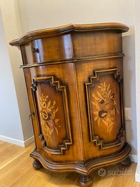 Mobile antico in legno intarsiato