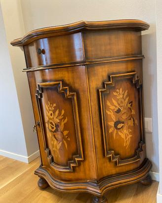 Mobile antico in legno intarsiato