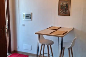 Monolocale arredato con spazio esterno e posto aut