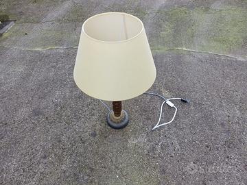 Lume con paralume a tronco di cono