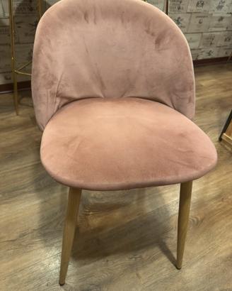 Sedia di velluto rosa con schienale difettoso