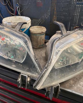 FARI ANTERIORI MAZDA 2 ANNO:2004