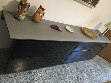 Cristalliera con mobile basso stile moderno