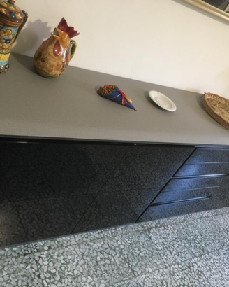 Cristalliera con mobile basso stile moderno