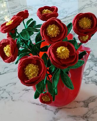 Fiori fatti a mano all'uncinetto 