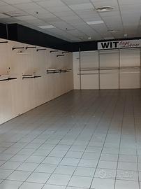 Arredamento negozio in buone condizioni - scaffali
