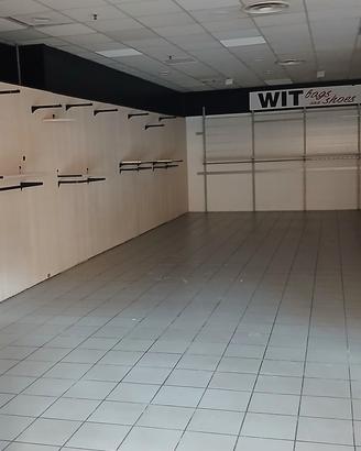 Arredamento negozio in buone condizioni - scaffali