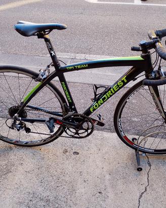 bicicletta  corsa in carbonio 