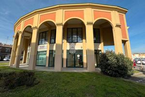 Ampio immobile ad uso direzionale/laboratorio