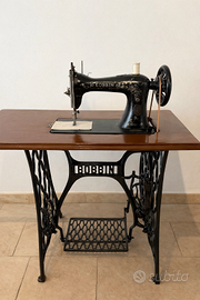 Macchina da cucire d’epoca a pedale E.C. Bobbin –