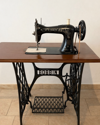 Macchina da cucire d’epoca a pedale E.C. Bobbin –