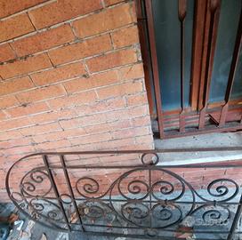 Inferriata antica in ferro battuto