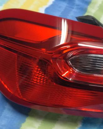 faro posteriore Ford Fiesta mk8 