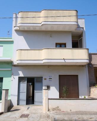 Immobile su due livelli con giardino e garage