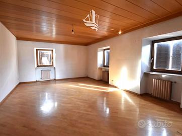 Bronzolo: casa con tre appartamenti