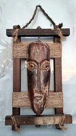 Composizione da parete con maschera africana '70