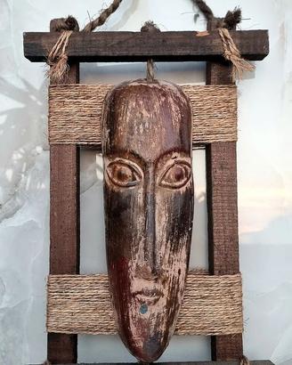 Composizione da parete con maschera africana '70