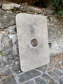 Tavolo in sasso e sedile panca in sasso centennali