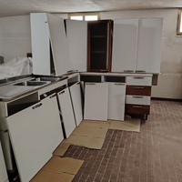 Cucina componibile bianca e marrone