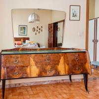 cassettiera in stile Mid-Century Modern