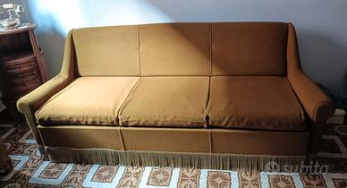 Divano letto vintage anni '60/'70 in velluto ocra