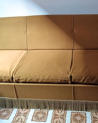 Divano letto vintage anni '60/'70 in velluto ocra