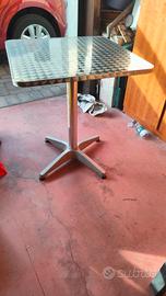 Tavolo quadrato in alluminio