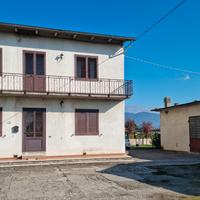 Terratetto con magazzino, giardino e terreno