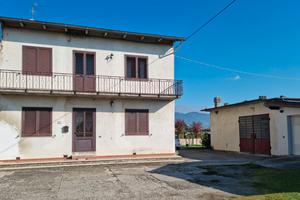 Terratetto con magazzino, giardino e terreno