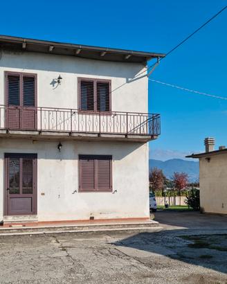 Terratetto con magazzino, giardino e terreno