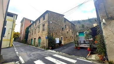 Rustico / Casale di 600 m² con più di 5 locali a B