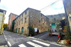 Rustico / Casale di 600 m² con più di 5 locali a B
