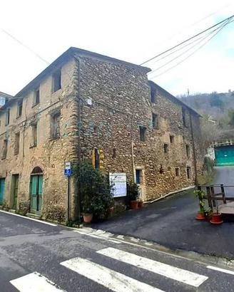 Rustico / Casale di 600 m² con più di 5 locali a B