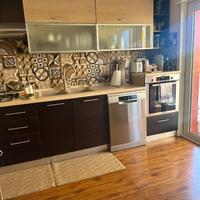 Cucina con lavastoviglie