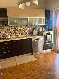 Cucina con lavastoviglie